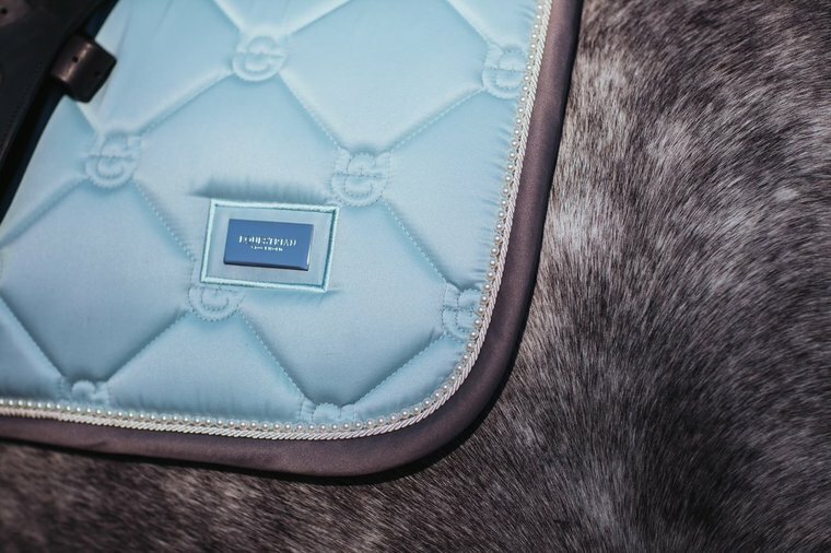 Equestrian Stockholm Ice Blue Pearl dressuur zadeldek 