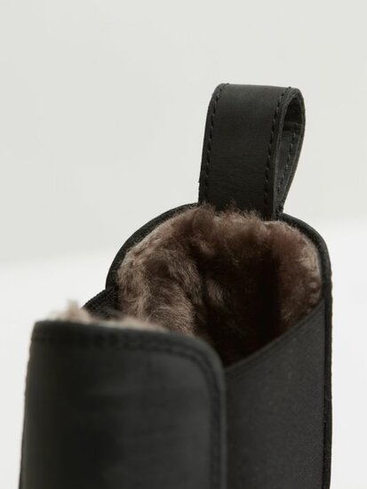Kingsley Amsterdam Chelsea judpurs Zwart met zwart elastiek  en  taupe schapenbont - zwarte zool