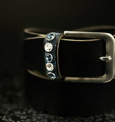 Mon&egrave;re zwarte riem met Swarovski xl Denim Blue &amp; Crystal en Moonlight Fabric