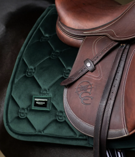 Equestrian Stockholm zadeldek Velvet Sycamore Green - jump -full 
