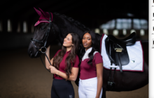 Equestrian Stockholm zadelpad White Perfection Bordeaux Dressuur wedstrijd 