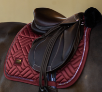 Equestrian Stockholm zadeldek   Vegan Fur Crystal bordeaux SPRING  full 