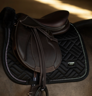 Equestrian Stockholm zadeldek   Vegan Fur Crystal ZWART SPRING  full 