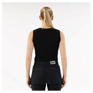 Highlights: &bull; Ademende, elastische geribde stof &bull; Hoog gevormde ronde kraag &bull; Geribbelde bies in dezelfde 