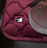 Equestrian Stockholm zadeldek Velvet Merlot - jump -full 