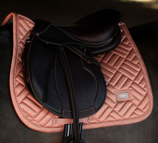Equestrian Stockholm modern zadeldek jump  Coral