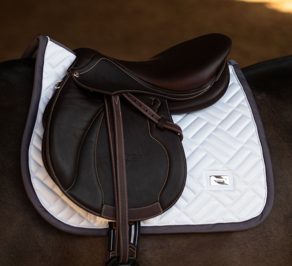 Equestrian Stockholm zadeldek  JUMP Modern White dark Violet  full