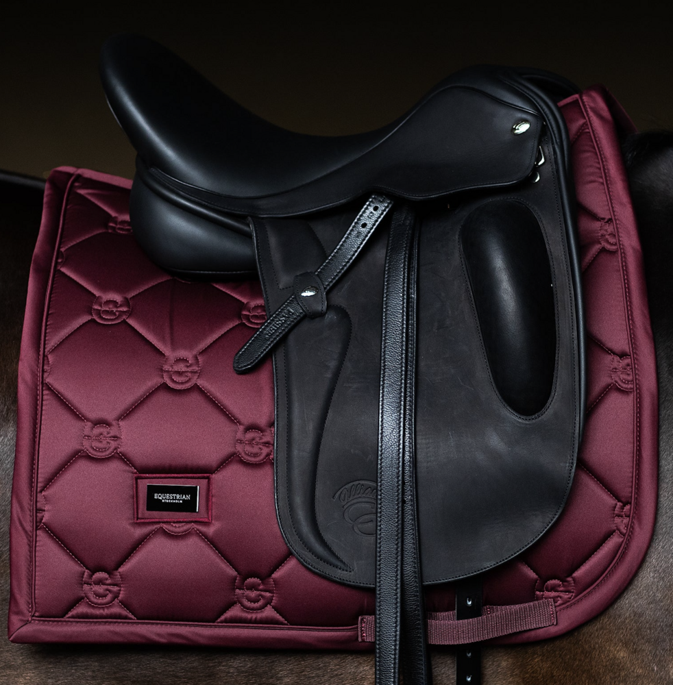 Equestrian Stockholm zadeldek dressuur Satin  Merlot