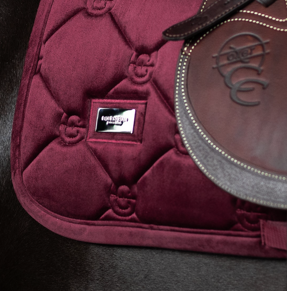 Equestrian Stockholm zadeldek Velvet Merlot - jump -full 